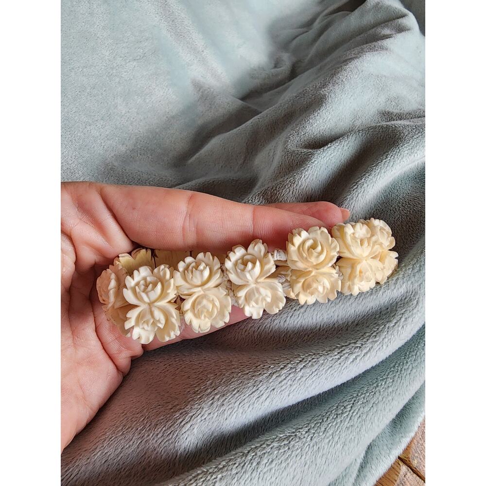 Vintage Carved Rose Bracelet Celluloid Ivory Color Stretch Floral Mid Century - Picture 5 of 5